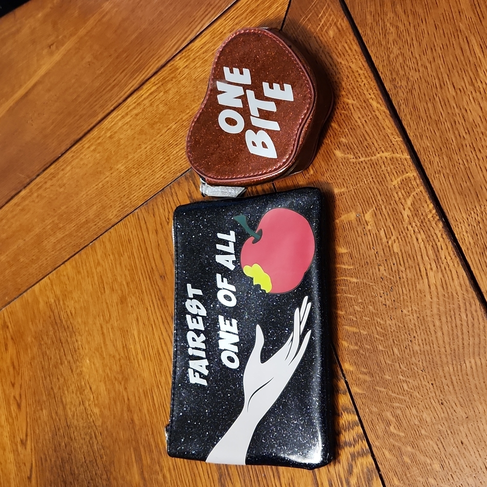 Danielle Nicole Snow White Cosmetic Bag & Coin Pu… - image 1